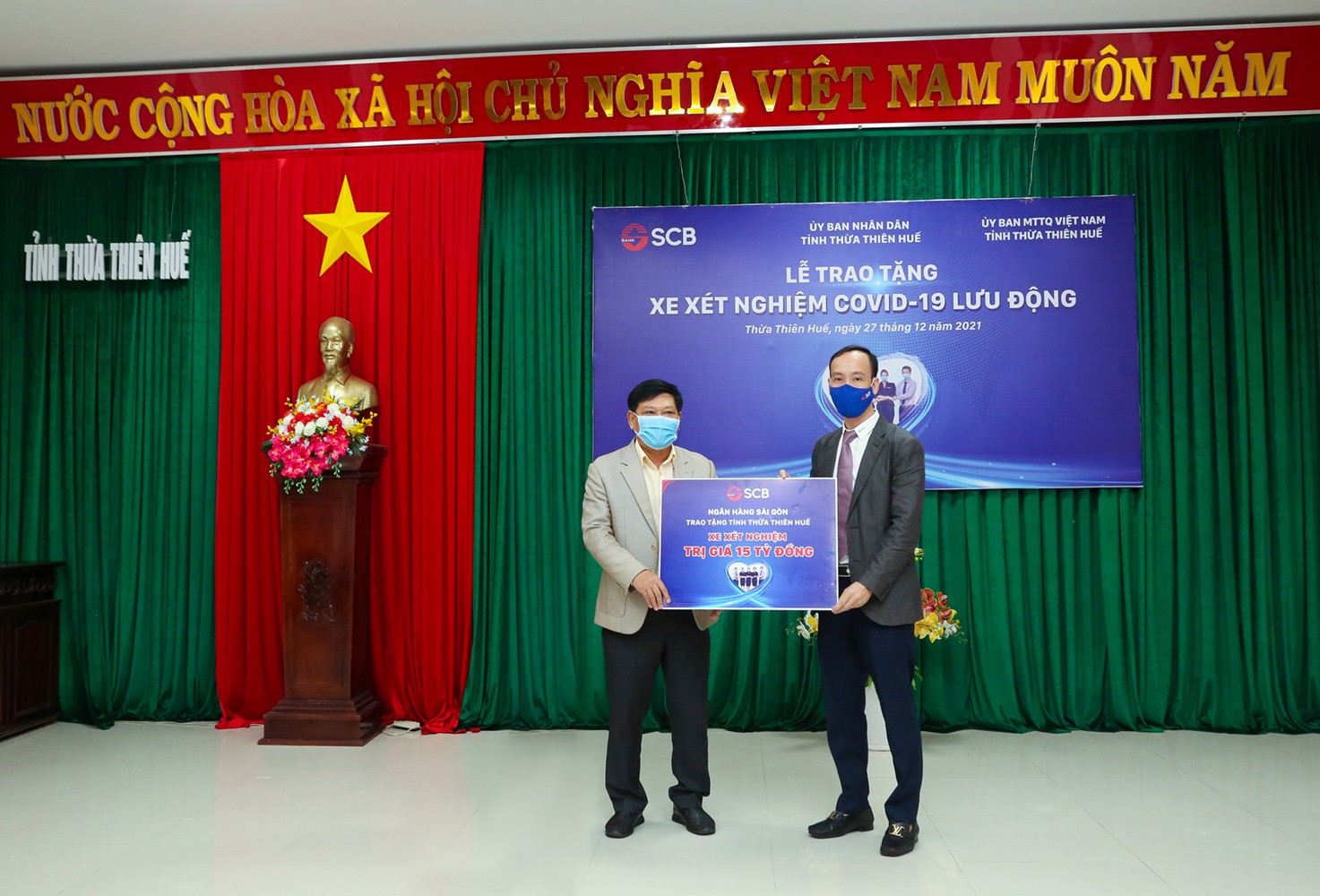 Đại diện SCB trao tặng xe xét nghiệm tại Tỉnh Thừa Thiên Huế.