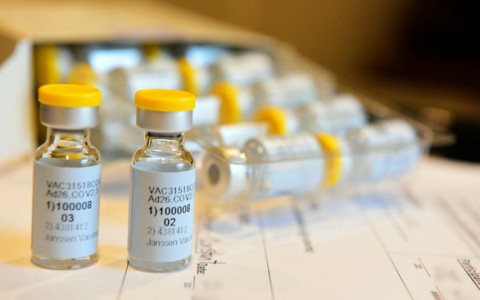 Johnson & Johnson tạm dừng thử nghiệm vắc xin ngừa COVID-19