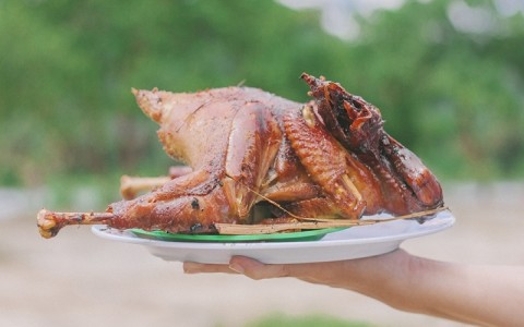 Món gà đốt lá chúc lọt top 100 món ăn đặc sản Việt Nam ngon đến cỡ nào?